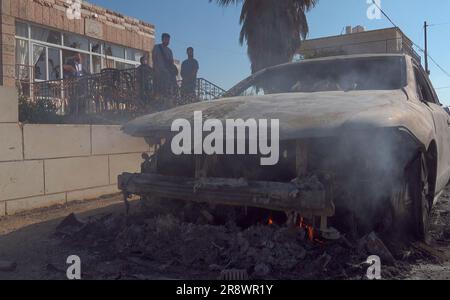 TURMUS AYYA, ISRAEL - JUNI 21: Ein verbranntes Auto, das von israelischen Siedlern in Brand gesetzt wurde, steht während eines Angriffs auf die Stadt Turmus Ayya in der Nähe der israelischen Siedlung Shilo am 21. Juni 2023 im Westjordanland, Israel. Hunderte israelischer Siedler starteten einen Angriff auf die palästinensische Stadt Turmus Ayya, warfen Steine auf Häuser und zündeten Dutzende Autos und Häuser an. Kredit: Eddie Gerald/Alamy Live News Stockfoto