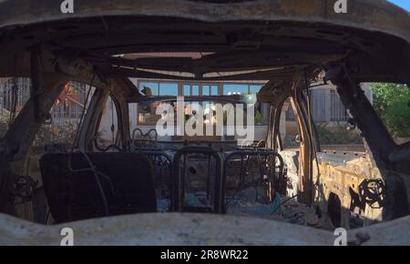 TURMUS AYYA, ISRAEL - JUNI 21: Ein verbranntes Auto, das von israelischen Siedlern in Brand gesetzt wurde, steht während eines Angriffs auf die Stadt Turmus Ayya in der Nähe der israelischen Siedlung Shilo am 21. Juni 2023 im Westjordanland, Israel. Hunderte israelischer Siedler starteten einen Angriff auf die palästinensische Stadt Turmus Ayya, warfen Steine auf Häuser und zündeten Dutzende Autos und Häuser an. Kredit: Eddie Gerald/Alamy Live News Stockfoto