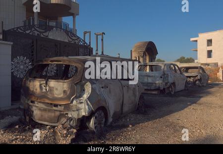 TURMUS AYYA, ISRAEL - JUNI 21: Verbrannte Autos, die von israelischen Siedlern in Brand gesetzt wurden, stehen während eines Angriffs auf die Stadt Turmus Ayya in der Nähe der israelischen Siedlung Shilo am 21. Juni 2023 im Westjordanland, Israel. Hunderte israelischer Siedler starteten einen Angriff auf die palästinensische Stadt Turmus Ayya, warfen Steine auf Häuser und zündeten Dutzende Autos und Häuser an. Kredit: Eddie Gerald/Alamy Live News Stockfoto