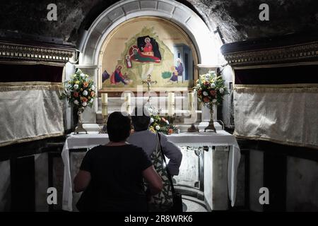 Jerusalem, Israel. 22. Juni 2023. Besucher betreten die Grotte am St. John BaHarim Kirche, erbaut an dem Ort, an dem der Heilige Johannes der Täufer geboren sein soll. Kredit: Nir Alon/Alamy Live News. Stockfoto