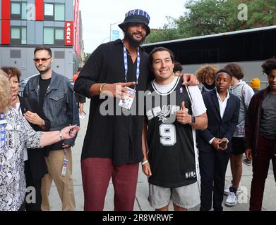 New York City, Usa. 22. Juni 2023. Die französischen Basketballspieler Victor Wembanyama und Joakim Noah unterhielten sich am 22. Juni 2023 während des NBA-Entwurfs im Barclays Center in Brooklyn, New York, NY, im Green Room. Foto: Charles Guerin/ABACAPRESS.COM Kredit: Abaca Press/Alamy Live News Stockfoto