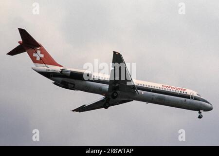 A Swissair McDonnell Douglas DC-9, Registrierung HB-IDP, Landung am London Heathrow Airport am 22. Juli 1982. Stockfoto