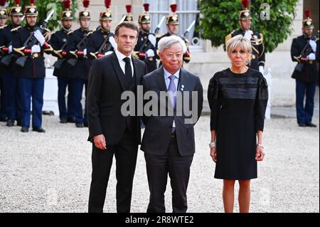 Der französische Präsident Emmanuel Macron und seine Frau Brigitte Macron begrüßten den Präsidenten der Asiatischen Infrastruktur-Investitionsbank Jin Liqun zu einem offiziellen Abendessen im Elysee Palace am Rande des Gipfels zum Neuen Globalen Finanzpakt am 22. Juni 2023 in Paris. Am 22. Juni treffen sich Dutzende von Staats- und Regierungschefs der Welt in Paris zu einem Gipfeltreffen, um einen neuen Konsens über internationale Wirtschaftsreformen herbeizuführen, um den verschuldeten Entwicklungsländern dabei zu helfen, sich einem wachsenden Ansturm von Herausforderungen, insbesondere dem Klimawandel, zu stellen. Foto: Tomas Stevens/ABACAPRESS.COM Stockfoto