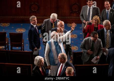 Washington, Usa. 22. Juni 2023. Premierminister von Indien Narendra Modi verabschiedet sich nach seiner Rede vor dem Kongress im US-Kapitol in Washington, DC, USA, Donnerstag, 22. Juni. 2023. Foto: Rod Lamkey/CNP/ABACAPRESS.COM Kredit: Abaca Press/Alamy Live News Stockfoto