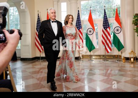 William Burns, Direktor der Central Intelligence Agency (CIA), Left, und Lisa Carty, USA Vertreter des Wirtschafts- und Sozialrates der Vereinten Nationen, kommen Sie zu einem Staatsessen zu Ehren des indischen Premierministers Narendra Modi, das von US-Präsident Joe Biden und First Lady Jill Biden am Donnerstag, den 22. Juni 2023, im Weißen Haus in Washington, DC ausgerichtet wird. Biden und Modi kündigten heute bei einem Staatsbesuch im Weißen Haus eine Reihe von Verteidigungs- und Handelsgeschäften an, um die militärischen und wirtschaftlichen Beziehungen zwischen ihren Nationen zu verbessern. Foto: Ting Shen/UPI Stockfoto