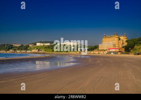 Die South Bay in Scarborough ist am frühen Morgen hell erleuchtet. Es ist ruhig und friedlich am frühen Morgen und ein wunderschöner, warmer Sommertag sieht aus Stockfoto