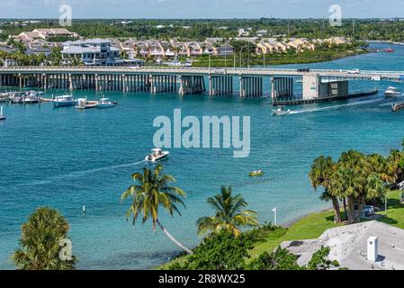 Blick auf die Bootstouren am Jupiter Inlet rund um die Carlin Bridge auf der U.S. Highway 1 in Jupiter, Florida, am nördlichen Ende von Palm Beach County. (USA) Stockfoto