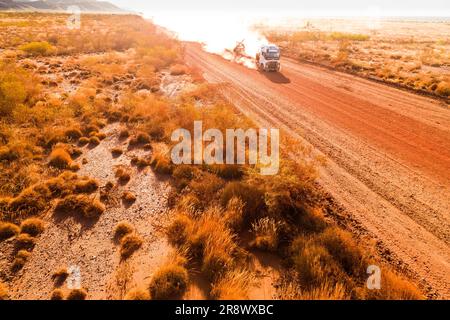 Luftaufnahme eines Lkws, der auf einer unbefestigten Straße in Pilbara, Westaustralien, unterwegs ist Stockfoto