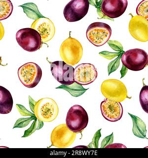 Verschiedene Passionsfrüchte auf Blättern, wasserfarben, nahtloses Muster, isoliert auf Weiß. Lila tropisches Ganzes, handgemalte Maracuja in Scheiben. Verpackungsdesign, Stockfoto