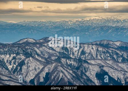 Nishihotakaguchi mit Schnee und Bäumen am Tag Stockfoto