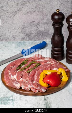 Lamm-Filet oder Lamm-Filet. Frische rohe Lammfilet auf einem Servierbrett aus Holz Stockfoto