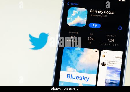 Tokio, Japan. 28. April 2023. Die BlueSky App von Bluesky PBLLC wird am 28. April 2023 in Tokio, Japan, verwendet. BlueSky ist ein dezentralisiertes Netzwerkprotokoll-Projekt für soziale Netzwerke. Dieses Projekt wurde erstmals 2019 von Twitter, dem damaligen CEO Jack Dorsey, auf Twitter angekündigt. Im Jahr 2021 wurde es von Twitter, Inc. Abgewickelt und im selben Jahr als unabhängiges gemeinnütziges Unternehmen gegründet. Kredit: Hideki Yoshihara/AFLO/Alamy Live News Stockfoto