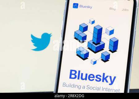 Tokio, Japan. 28. April 2023. Die BlueSky App von Bluesky PBLLC wird am 28. April 2023 in Tokio, Japan, verwendet. BlueSky ist ein dezentralisiertes Netzwerkprotokoll-Projekt für soziale Netzwerke. Dieses Projekt wurde erstmals 2019 von Twitter, dem damaligen CEO Jack Dorsey, auf Twitter angekündigt. Im Jahr 2021 wurde es von Twitter, Inc. Abgewickelt und im selben Jahr als unabhängiges gemeinnütziges Unternehmen gegründet. Kredit: Hideki Yoshihara/AFLO/Alamy Live News Stockfoto