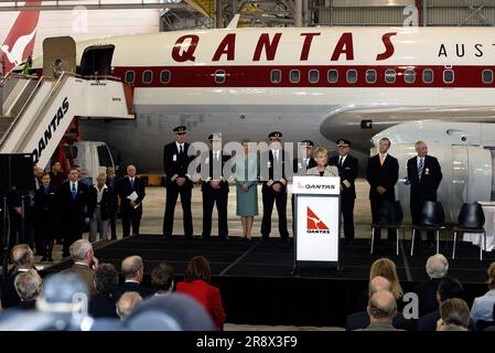 Margaret Jackson AC (Vorsitzende von Qantas) kündigt den ersten Qantas-Jet an, eine Boeing 707 aus dem Jahr 1959, die nach der Restaurierung in Southend, London, durch aktuelle und pensionierte Qantas-Ingenieure in Originalfarbe nach Australien zurückkehrt. Flughafen Sydney (Kingsford Smith), Australien. 16.12.06. Stockfoto