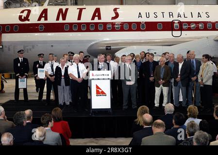 Qantas-Personal und -Crew, die am ersten Qantas-Jet beteiligt waren, einer Boeing 707 aus dem Jahr 1959, kehrten nach der Restaurierung in Southend, London, durch aktuelle und pensionierte Qantas-Ingenieure mit Originallackierung nach Australien zurück. Flughafen Sydney (Kingsford Smith), Australien. 16.12.06. Stockfoto