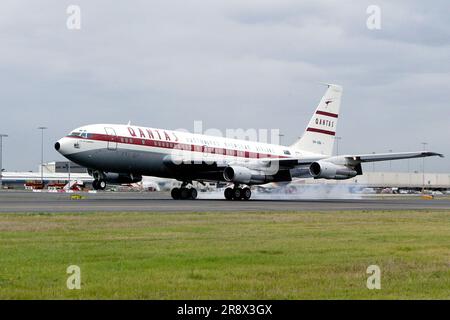 Der erste Qantas-Jet, eine Boeing 707 aus dem Jahr 1959, kehrt nach der Restaurierung in Southend, London, durch aktuelle und pensionierte Qantas-Ingenieure in Originalfarbe nach Australien zurück. Flughafen Sydney (Kingsford Smith), Australien. 16.12.06. Stockfoto