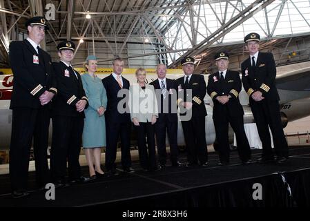 Margaret Jackson AC, Vorsitzende von Qantas, und der ehrenwerte Ian McDonald, Mnister for the Environment and Heritage, mit der Qantas-Flugbesatzung, die den ersten Qantas-Jet, eine Boeing 707 von 1959, nach der Restaurierung in Southend, London, durch aktuelle und pensionierte Qantas-Ingenieure nach Australien zurückbrachte. Flughafen Sydney (Kingsford Smith), Australien. 16.12.06. Stockfoto