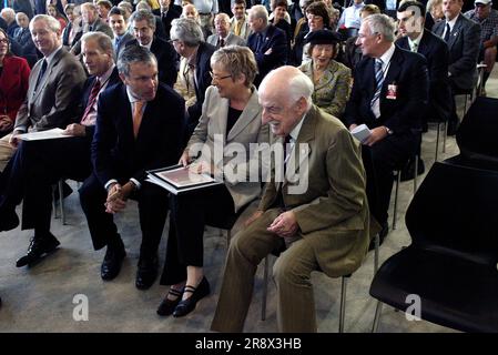 George Roberts, OAM, (rechts) Qantas ältester lebender Angestellter (jetzt pensioniert) mit Margaret Jackson AC (Qantas Vorsitzende) und dem ehrenwerten Ian Campbell (Minister für Umwelt und Kulturerbe). Bei dieser Gelegenheit wurde der erste Qantas-Jet, eine Boeing 707 aus dem Jahr 1959, angekündigt, der nach der Restaurierung in Southend, London, durch aktuelle und pensionierte Qantas-Ingenieure in Originalfarbe nach Australien zurückkehrte. Flughafen Sydney (Kingsford Smith), Australien. 16.12.06. Stockfoto