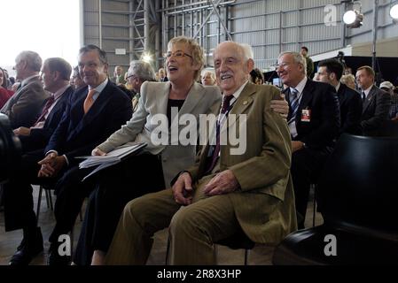 George Roberts, OAM, (rechts) Qantas ältester lebender Angestellter (jetzt pensioniert) mit Margaret Jackson AC (Qantas Vorsitzende) und dem ehrenwerten Ian Campbell (Minister für Umwelt und Kulturerbe). Bei dieser Gelegenheit wurde der erste Qantas-Jet, eine Boeing 707 aus dem Jahr 1959, angekündigt, der nach der Restaurierung in Southend, London, durch aktuelle und pensionierte Qantas-Ingenieure in Originalfarbe nach Australien zurückkehrte. Flughafen Sydney (Kingsford Smith), Australien. 16.12.06. Stockfoto