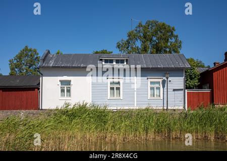 Altes Holzwohngebäude in Eteläinen Rantakatu 4 oder Södra Standgatan 4 in Barckens Udde, der Altstadt von Tammisaari oder Ekenäs, Finnland Stockfoto