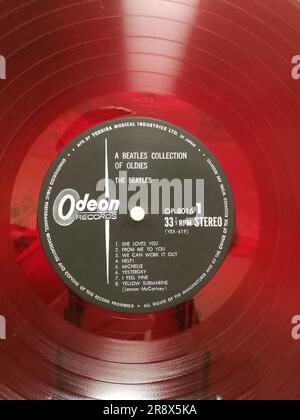 Die Beatles-Sammlung aus rotem transparentem Vinyl Eine Beatles-Sammlung von Oldies von Odeon Records Stockfoto