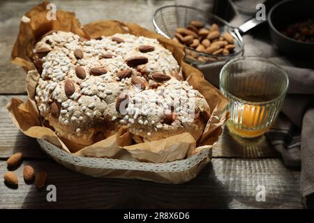 Köstlicher italienischer Ostertaubenkuchen (traditionell Colomba di Pasqua) und Zutaten auf Holztisch Stockfoto