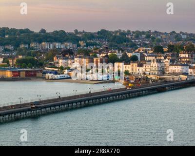 Ryde ist eine englische Küstenstadt und Bürgergemeinde an der Nordostküste der Isle of Wight. Luftaufnahme Stockfoto