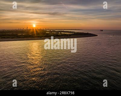 Der Solent bei Sonnenaufgang aus der Vogelperspektive Portsmouth Hampshire, Drohnenfotografie. Stockfoto
