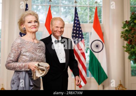Bill Nelson, rechts, Administrator der National Aeronautics and Space Administration (NASA), Und Grace Nelson, kommen Sie zu einem Staatsessen zu Ehren des indischen Premierministers Narendra Modi, ausgerichtet von US-Präsident Joe Biden und First Lady Jill Biden, im Weißen Haus in Washington, DC, USA, am Donnerstag, den 22. Juni, 2023. Biden und Modi kündigten heute bei einem Staatsbesuch im Weißen Haus eine Reihe von Verteidigungs- und Handelsabkommen an, die darauf abzielen, die militärischen und wirtschaftlichen Beziehungen zwischen ihren Nationen zu verbessern. Fotograf: Ting Shen/Pool/Sipa USA Stockfoto