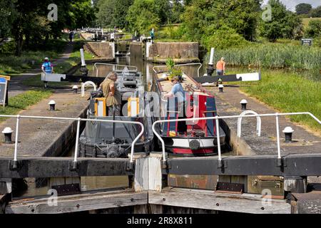 Hatton Locks oder Hatton Flight mit schmalen Booten am Grand Union Canal, Hatton, Warwickshire, England. UK Stockfoto