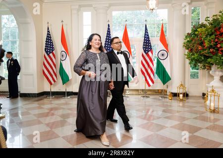 Isabel Casillas Guzman, Verwaltungsrätin der US-amerikanischen Small Business Administration (SBA), und Dr. Javier Guzman kommen am Donnerstag zu einem Staatsessen zu Ehren des indischen Premierministers Narendra Modi, das von US-Präsident Joe Biden und First Lady Jill Biden im Weißen Haus in Washington, DC, USA, ausgerichtet wurde. Juni 22, 2023. Biden und Modi kündigten heute bei einem Staatsbesuch im Weißen Haus eine Reihe von Verteidigungs- und Handelsabkommen an, die darauf abzielen, die militärischen und wirtschaftlichen Beziehungen zwischen ihren Nationen zu verbessern. Fotograf: Ting Shen/Pool/Sipa USA Stockfoto