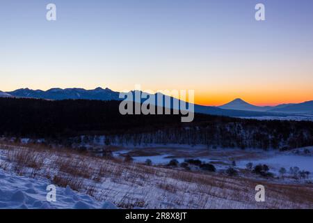 Mt. Fuji und Yatsugatake Berge am Morgen aus Sicht des Mt. Kirigamin Stockfoto