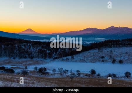 Mt. Fuji und die südlichen Alpen am Morgen vom Berg Kirigamin aus gesehen Stockfoto