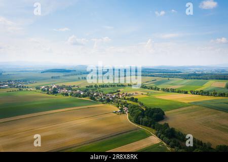 Bobolice, Luftaufnahme des polnischen Dorfes, niederschlesische Landschaft. Blick von der Drohne auf die wunderschöne Landschaft. Stockfoto