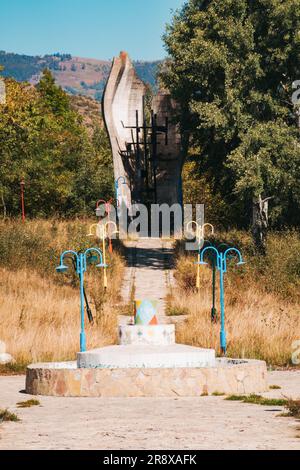 Denkmal für die Partisan Unit des Šar-Gebirges, ein farbenfrohes, aber überwuchertes Kriegsdenkmal in Brezovica im ländlichen Kosovo. 1964 erbaut Stockfoto