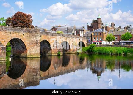 Die Brücke von Dumfries Devorgilla spiegelt sich im Fluss Nith wider, der durch die schottische Stadt Dumfries Dumfries und Galloway Scotland UK GB Europe fließt Stockfoto