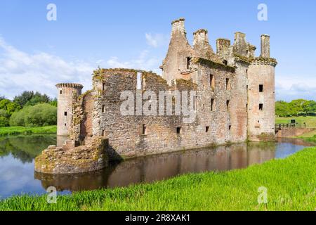 Caerlaverock Castle Scotland eine dreieckige Burg mit einem Burggraben in Dumfries und Galloway Scotland UK GB Europe Stockfoto