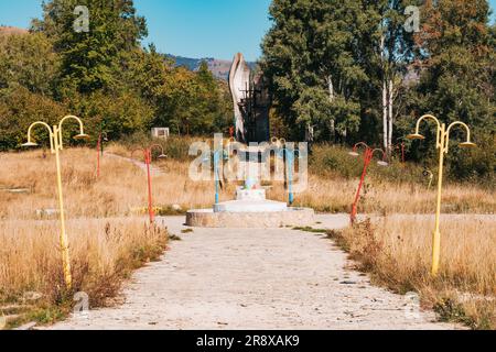 Denkmal für die Partisan Unit des Šar-Gebirges, ein farbenfrohes, aber überwuchertes Kriegsdenkmal in Brezovica im ländlichen Kosovo. 1964 erbaut Stockfoto