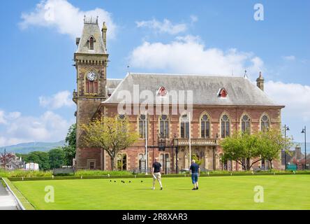 Wigtown County Buildings oder Wigtownshire County Council Town Hall mit Männern, die Bowling spielen Wigtown Wigtownshire Dumfries und Galloway Scotland UK GB Stockfoto