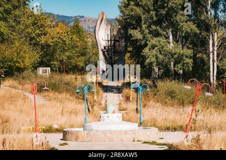 Denkmal für die Partisan Unit des Šar-Gebirges, ein farbenfrohes, aber überwuchertes Kriegsdenkmal in Brezovica im ländlichen Kosovo. 1964 erbaut Stockfoto