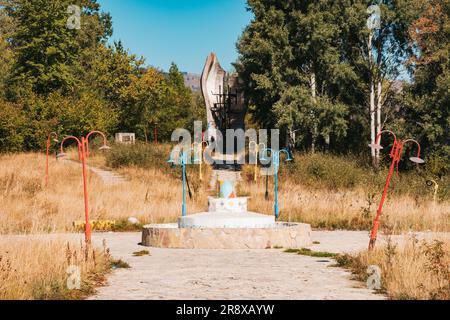 Denkmal für die Partisan Unit des Šar-Gebirges, ein farbenfrohes, aber überwuchertes Kriegsdenkmal in Brezovica im ländlichen Kosovo. 1964 erbaut Stockfoto