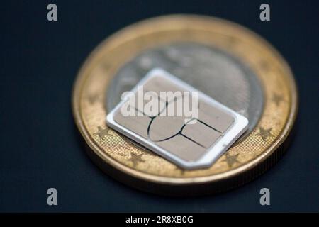 Berlin, Deutschland. 22. Juni 2023. Eine SIM-Karte liegt auf einer 1-Euro-Münze. Kredit: Fernando Gutierrez-Juarez/dpa/Alamy Live News Stockfoto