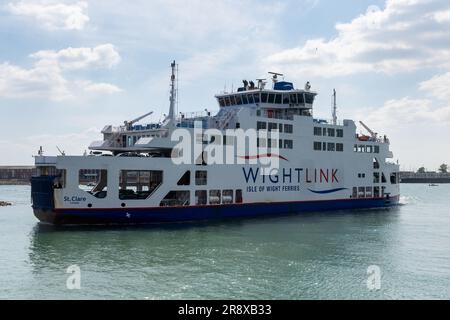 Wightlink Auto- und Passagierfähre, die sich dem Hafen von Portsmouth nähern, Fähre, die zwischen der Isle of Wight und Portsmouth, Hampshire, England, Großbritannien, verkehrt Stockfoto