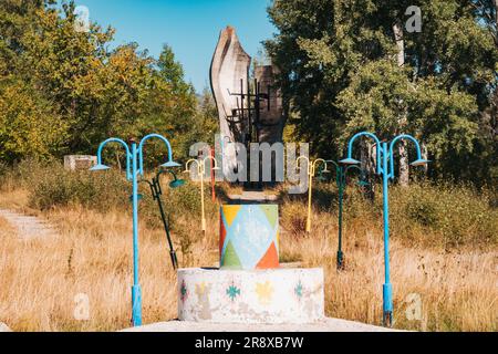 Denkmal für die Partisan Unit des Šar-Gebirges, ein farbenfrohes, aber überwuchertes Kriegsdenkmal in Brezovica im ländlichen Kosovo. 1964 erbaut Stockfoto