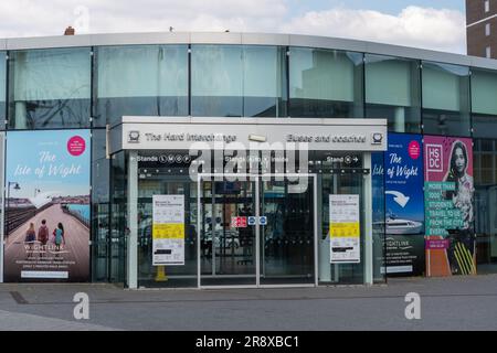 Der Hard Interchange Bus- und Busbahnhof am Hafen von Portsmouth, Hampshire, England, Großbritannien Stockfoto