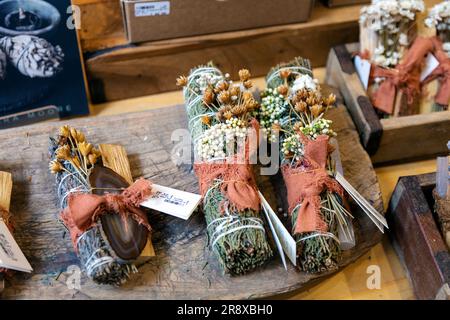Lavendel- und Wacholderstaubstöcke in einem Geschäft (Inspitalfields, Spitalfields Market, London, England) Stockfoto