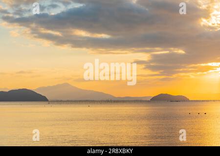 Lake Biwa und Chikubu Island am Morgen Stockfoto