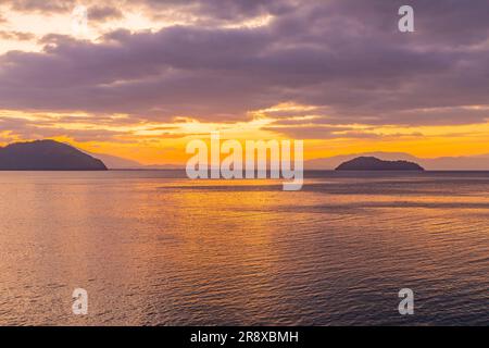 Lake Biwa und Chikubu Island am Morgen Stockfoto