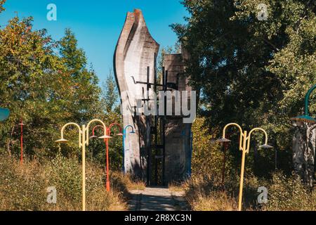 Denkmal für die Partisan Unit des Šar-Gebirges, ein farbenfrohes, aber überwuchertes Kriegsdenkmal in Brezovica im ländlichen Kosovo. 1964 erbaut Stockfoto