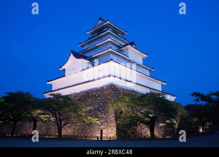 Schloss Tsuruga am Abend Stockfoto